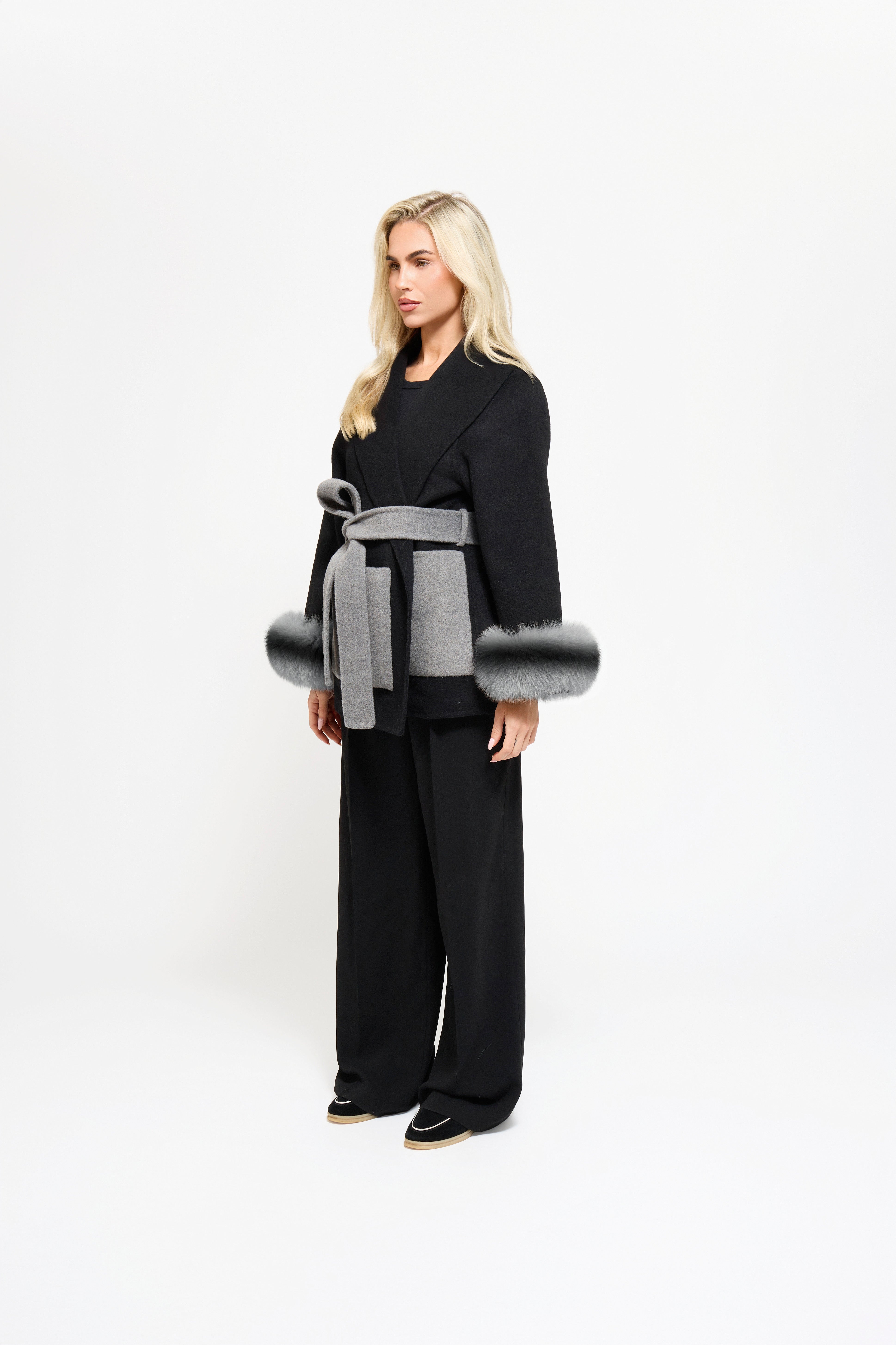 Abrigo Negro con Cinturón Gris Claro