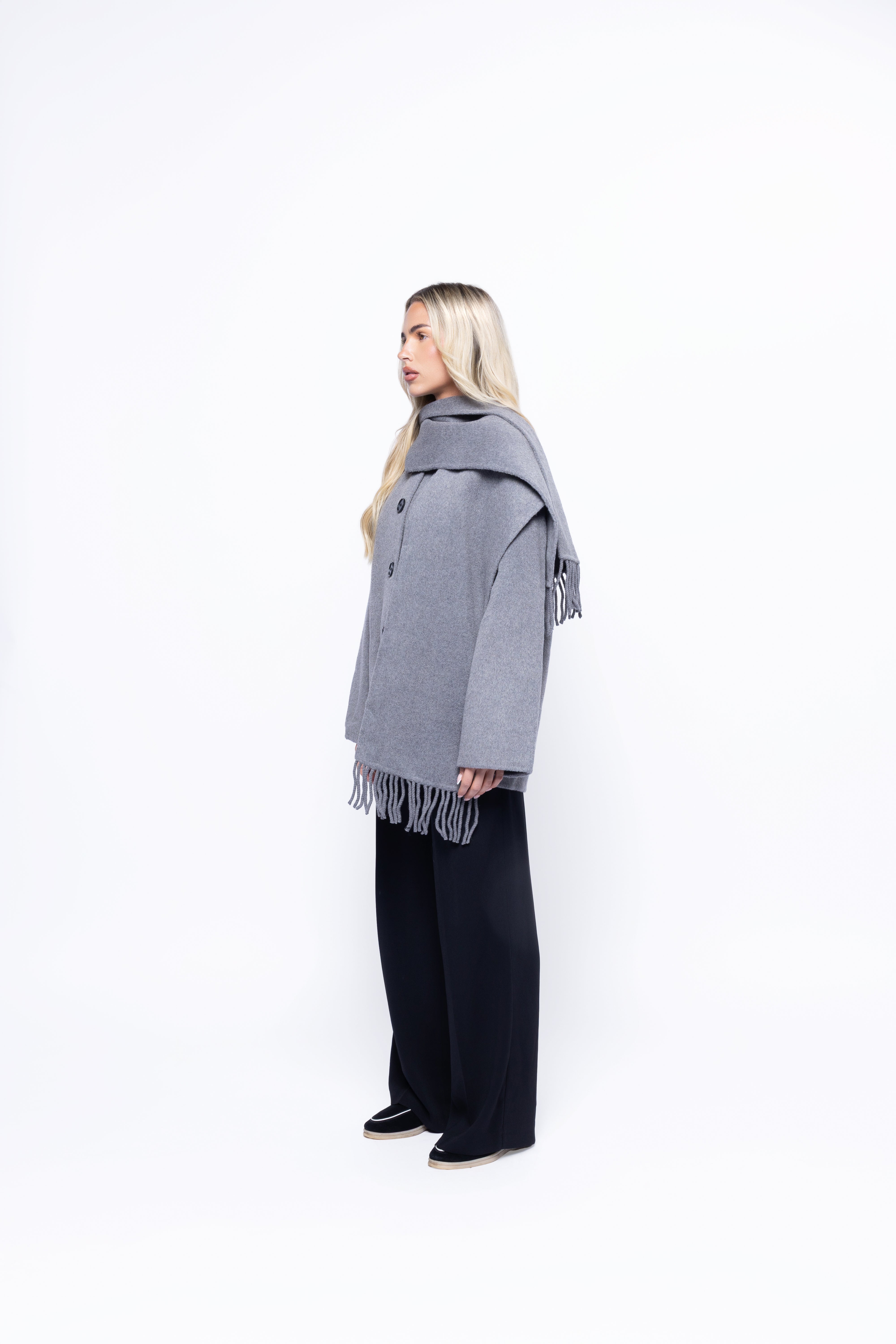 Abrigo Gris con Cuello Envolvente
