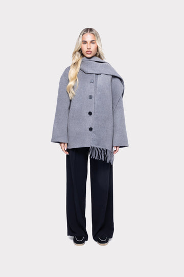 Abrigo Gris con Cuello Envolvente