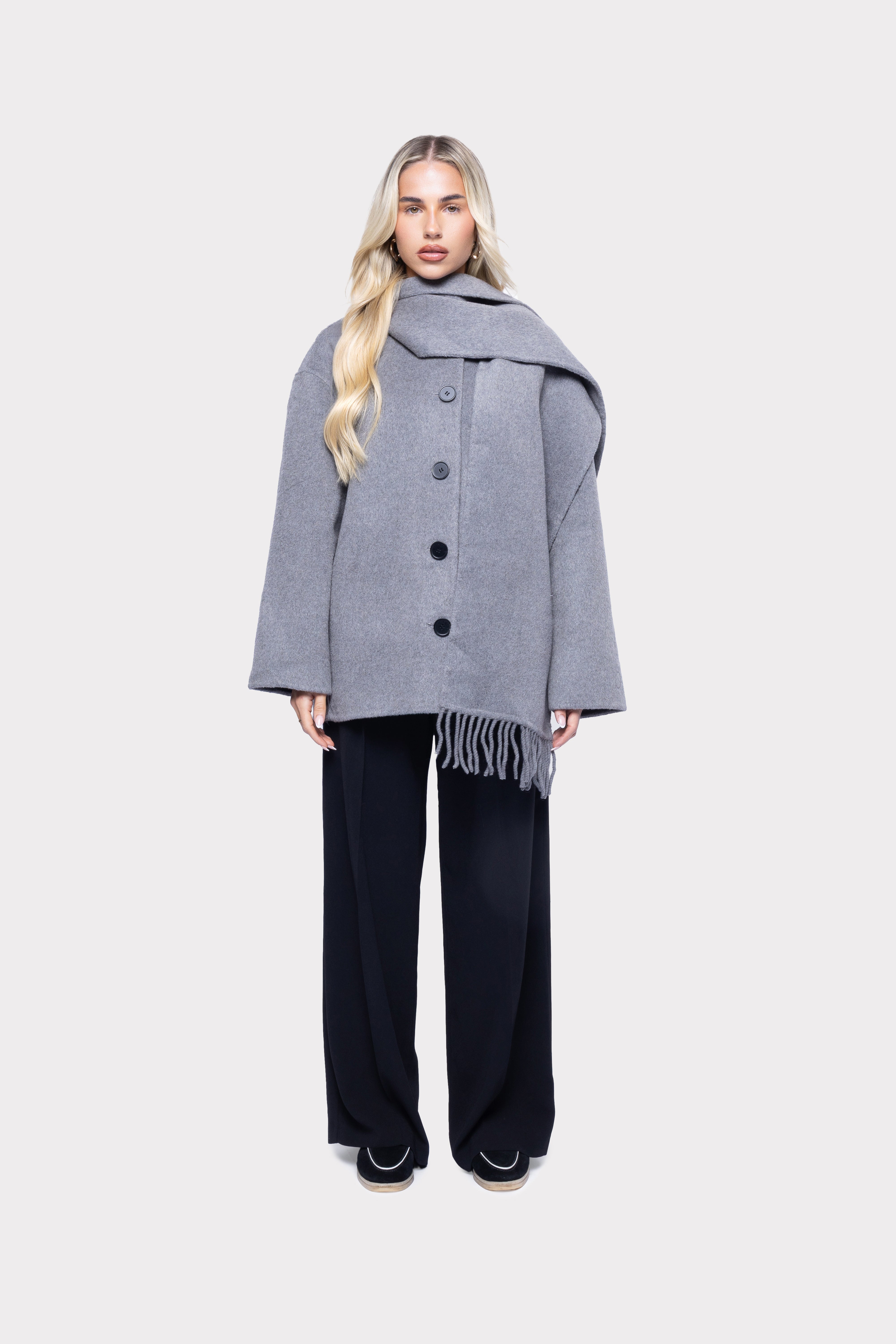 Abrigo Gris con Cuello Envolvente