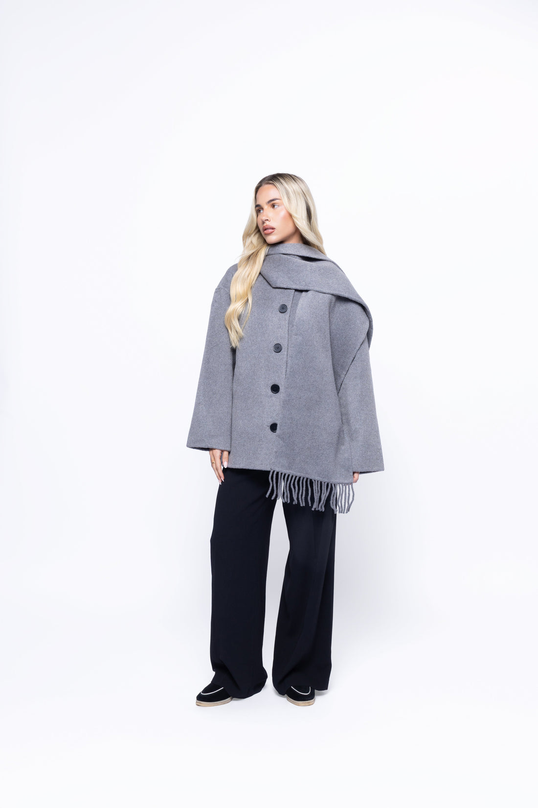 Abrigo Gris con Cuello Envolvente