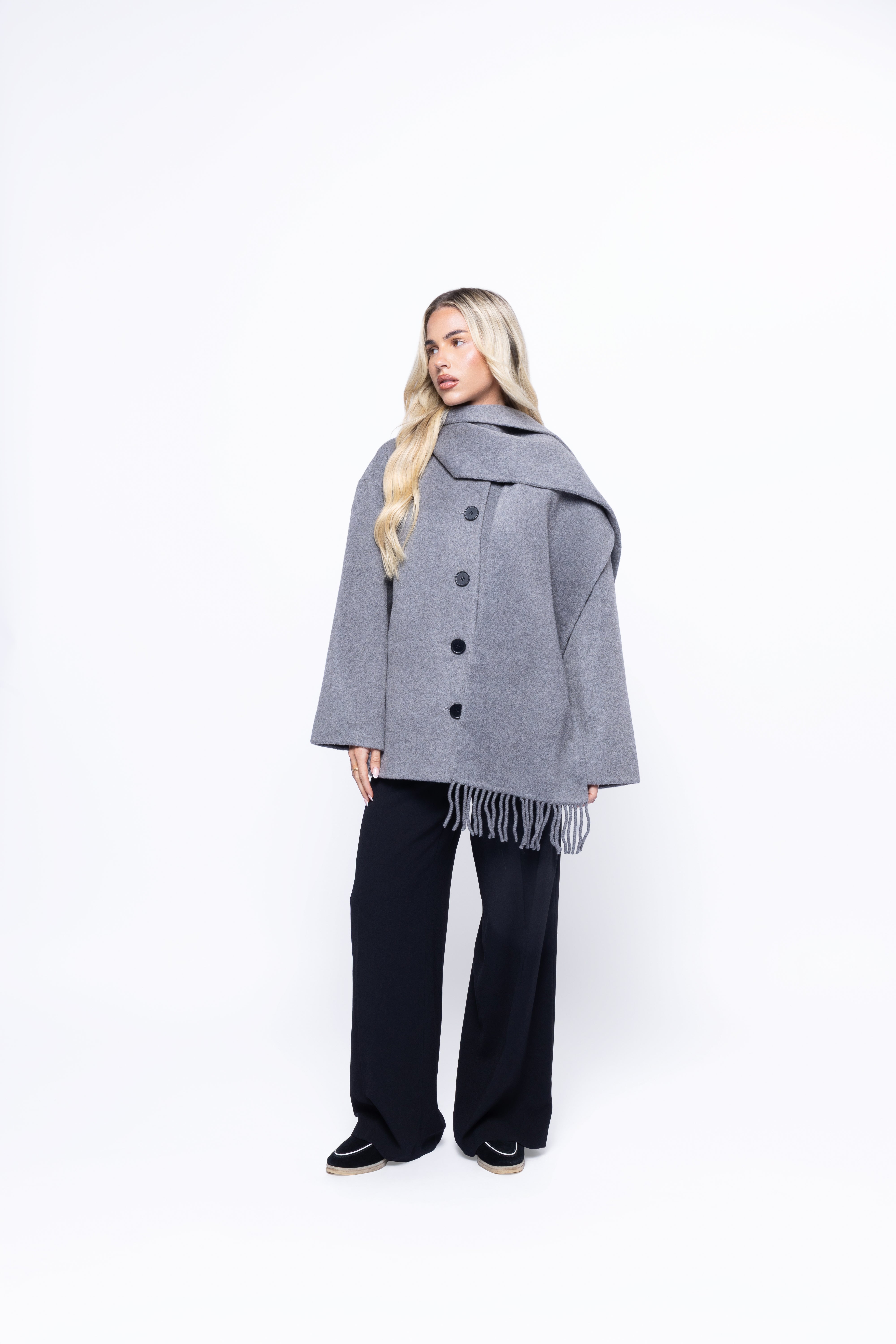 Abrigo Gris con Cuello Envolvente