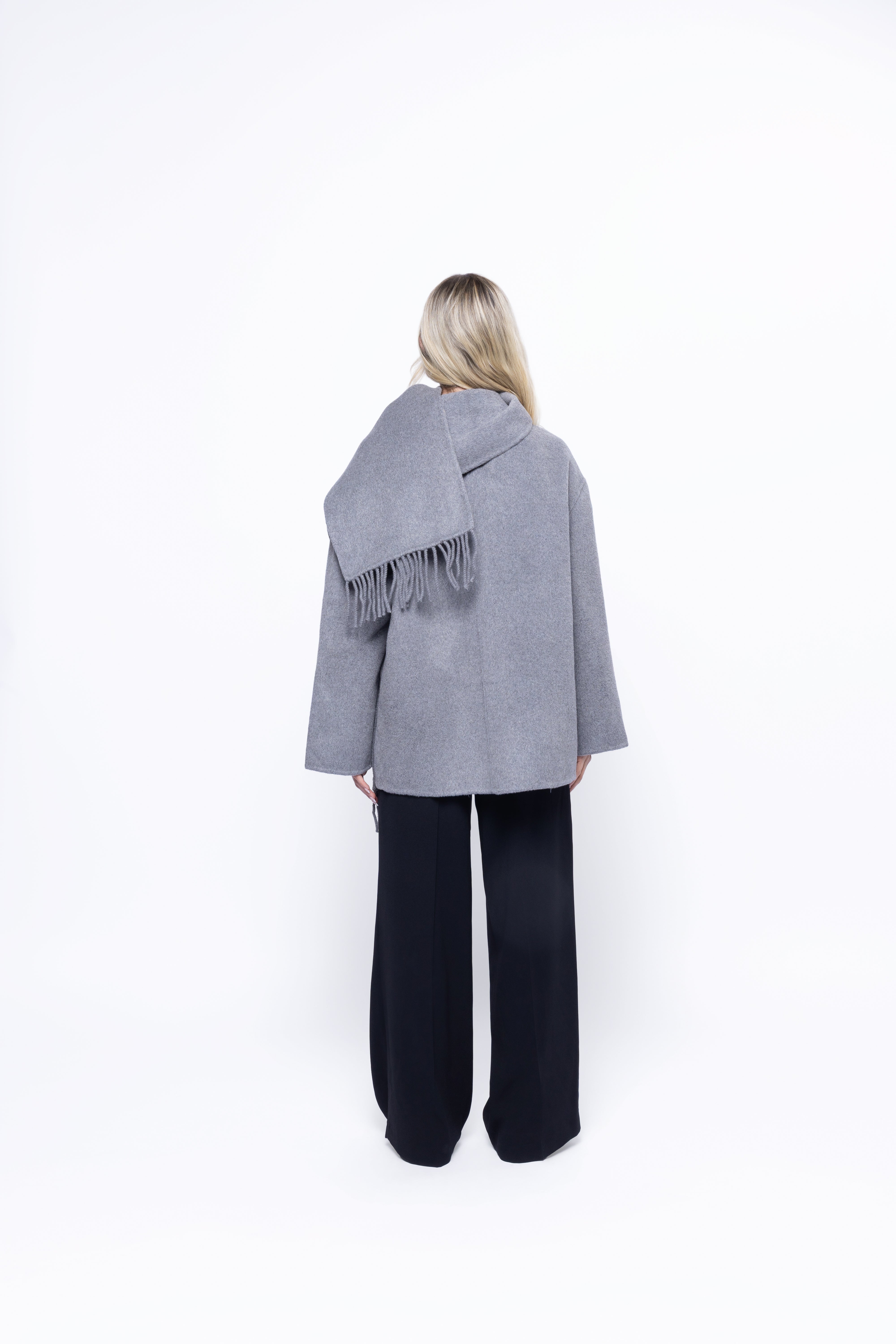 Abrigo Gris con Cuello Envolvente